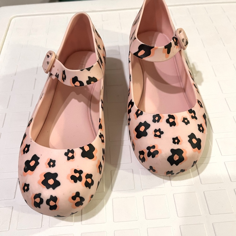 Adorable Mini Melissa child’s size 12.  Worn once. Great for Spring!!!